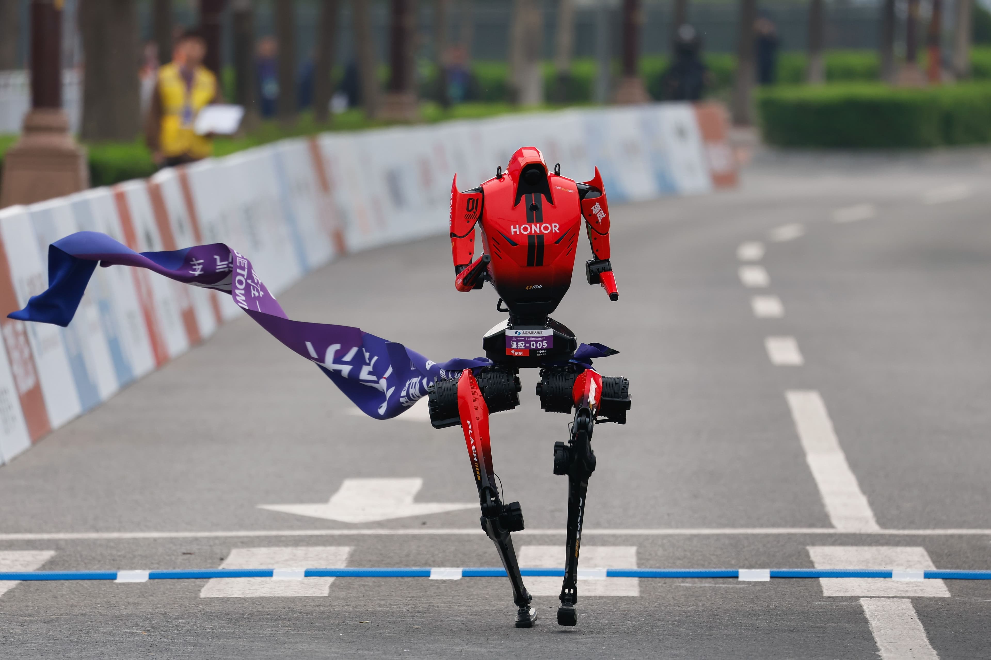 Humanoid robot slog halvmaratonrekord i Kina